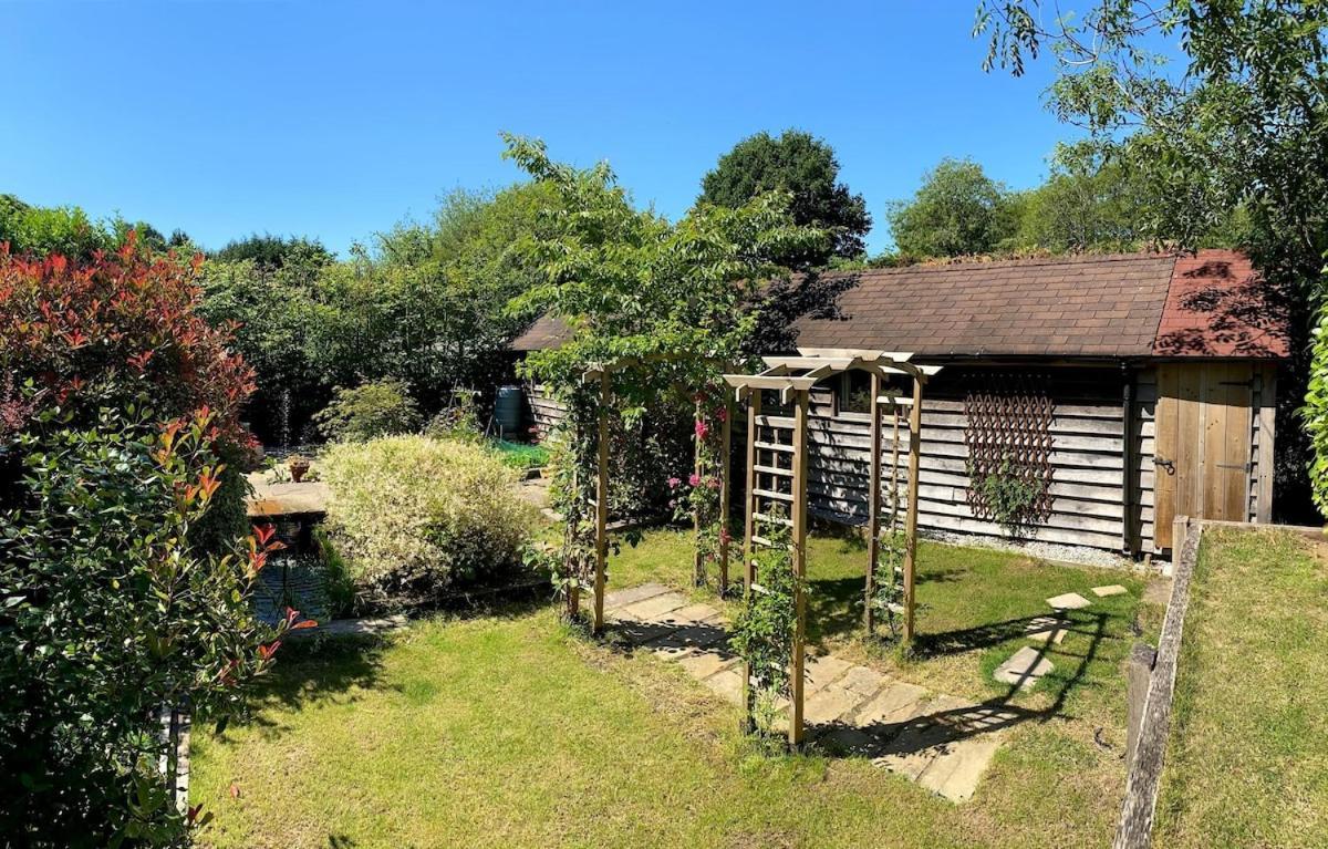 The Tool Shed Nestled In Idyllic Countryside Villa Linchmere Екстериор снимка